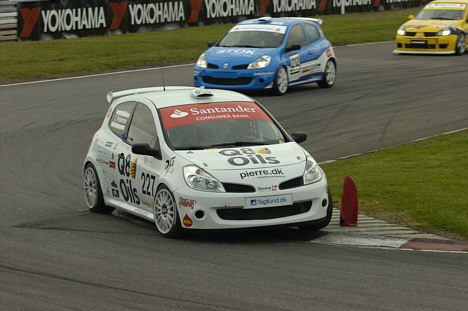 Tegllund Racing kæmpede i den indledende fase mod Team VHA Trim (gul bil).